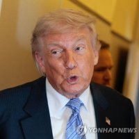 “이 정도면 대통령 아니라 헤지펀드”…트럼프, 하루에 40건 주식거래 논란
