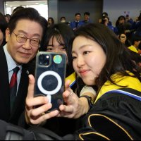 2년전 '충격의 입틀막' KAIST 졸업식…李엔 환호·셀카 터졌다 왜