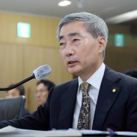 [2026 국감] 신현송 "금리인상으로 시간 벌어"…취약차주 '내년 충격' 경고