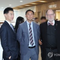 법원, '명예훼손 혐의' 모스 탄 출국정지 유지 결정... "국가 수사권 행사가 우선"