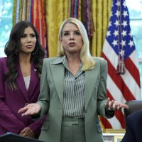 "트럼프, 팸 본디 법무장관 '무능' 불만 토로"