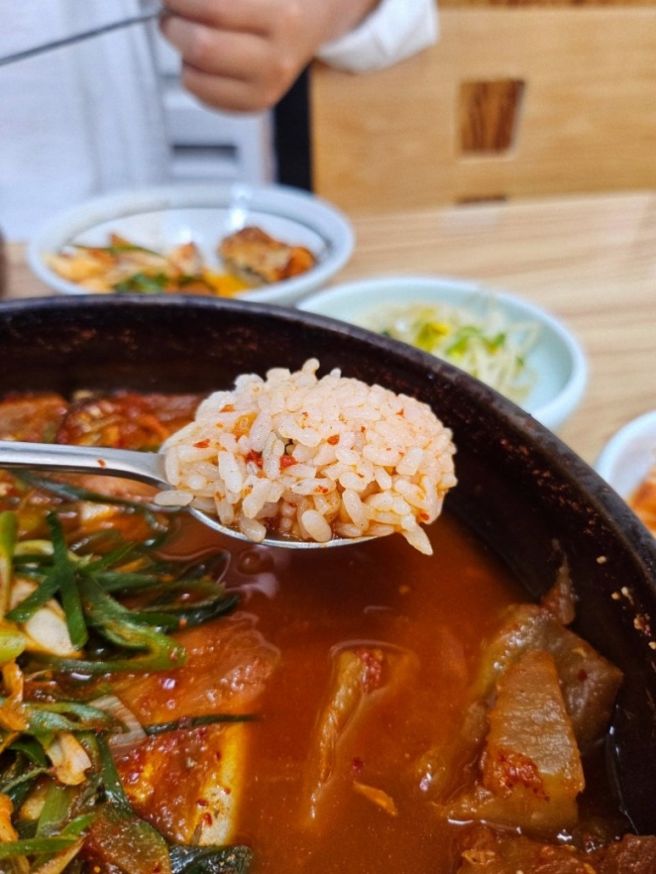 제주 동문시장 장춘식당, 갈치조림과 성게미역국이 있는 맛의 오아시스!