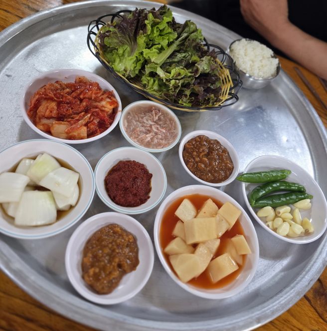 경주에서 24시간 국밥집 찾는다면? 혼밥까지 편한 진배기 원조할매국밥