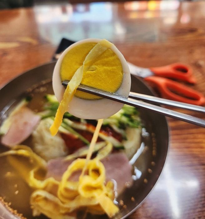 부산 밀면 노포식당 대성 밀냉면 식당은 삼채를 사용하네요