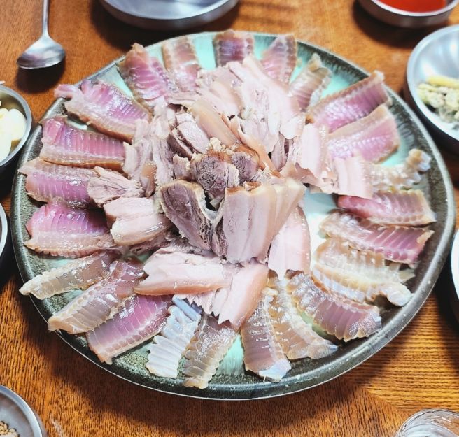 대구중구향촌동맛집[유경식당] - 대구탕도 잘하지만 잘 삭은 홍어삼합이 맛있는 노포식당