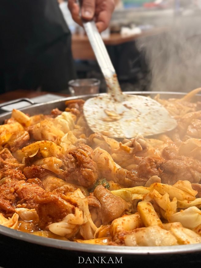 춘천 여행 명동 우미 닭갈비 맛집 현지인 단골 닭내장 누룽지 볶음밥