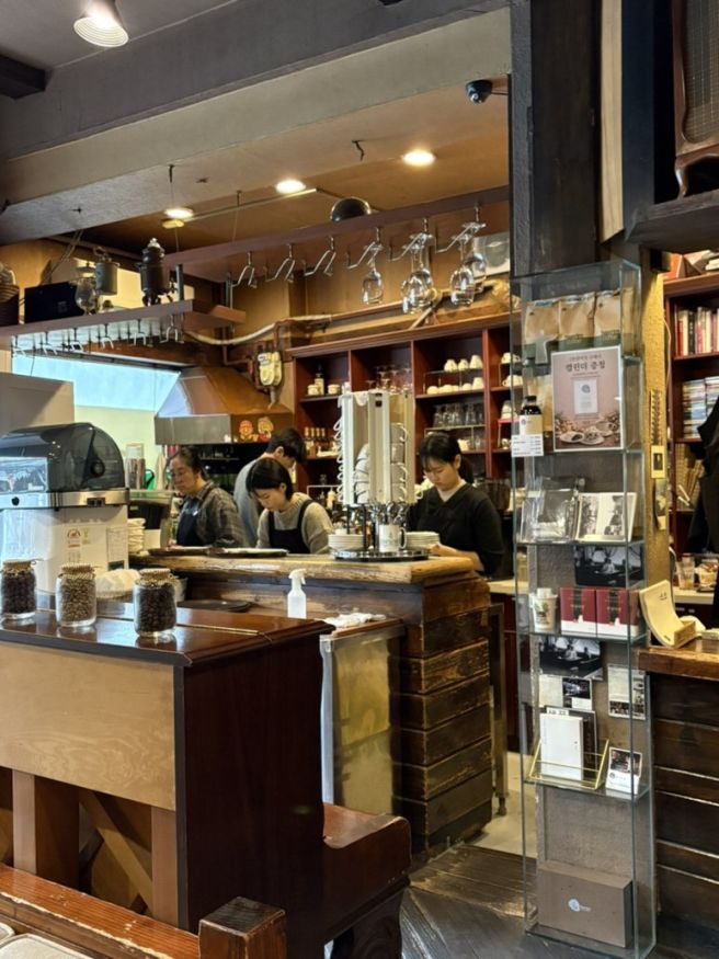 [혜화 카페] 서울시 선정 오래가게, 비엔나커피 맛집 “학림 다방”
