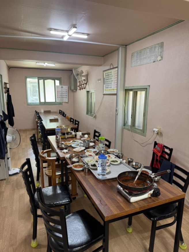 [김천 맛집] 금산식당 | 현지인들이 찾는 노포 식당 재방문 후기, 돼지두루치기와 오징어찌개 조합