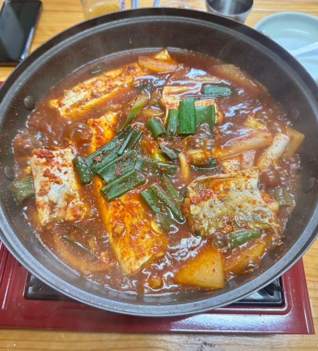 제주 서귀포 천지연폭포 주변 노포 갈치조림 맛집 부두식당