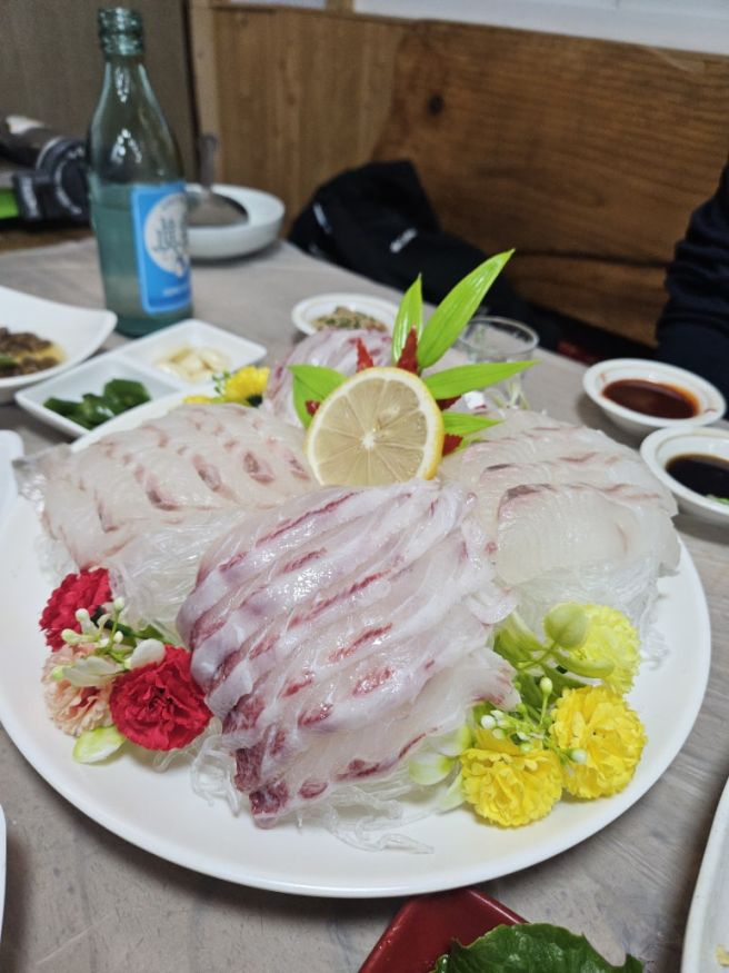 익산역 앞 중앙동 회 맛집, '영빈회관', 40년 넘는 역사를 가진 "서울 사람들이 더 좋아한다더라는" 는 썰